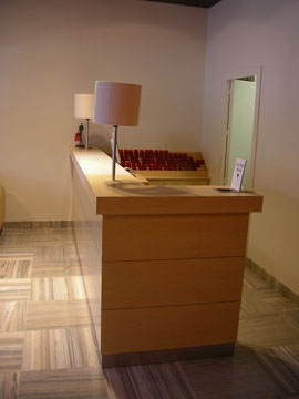 Recepción en madera de arce natural